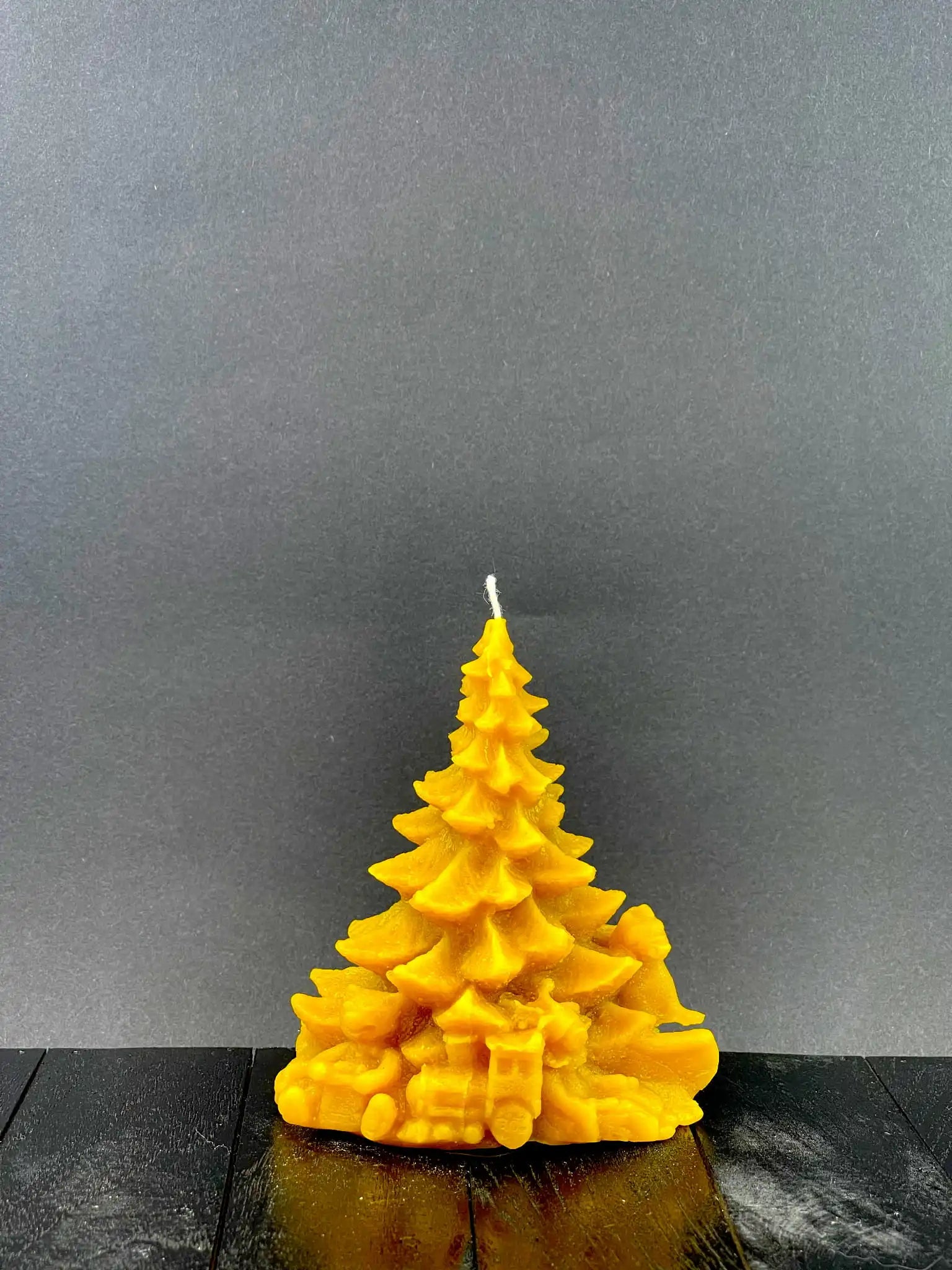 Świeca z wosku pszczelego Choinka z Prezentami