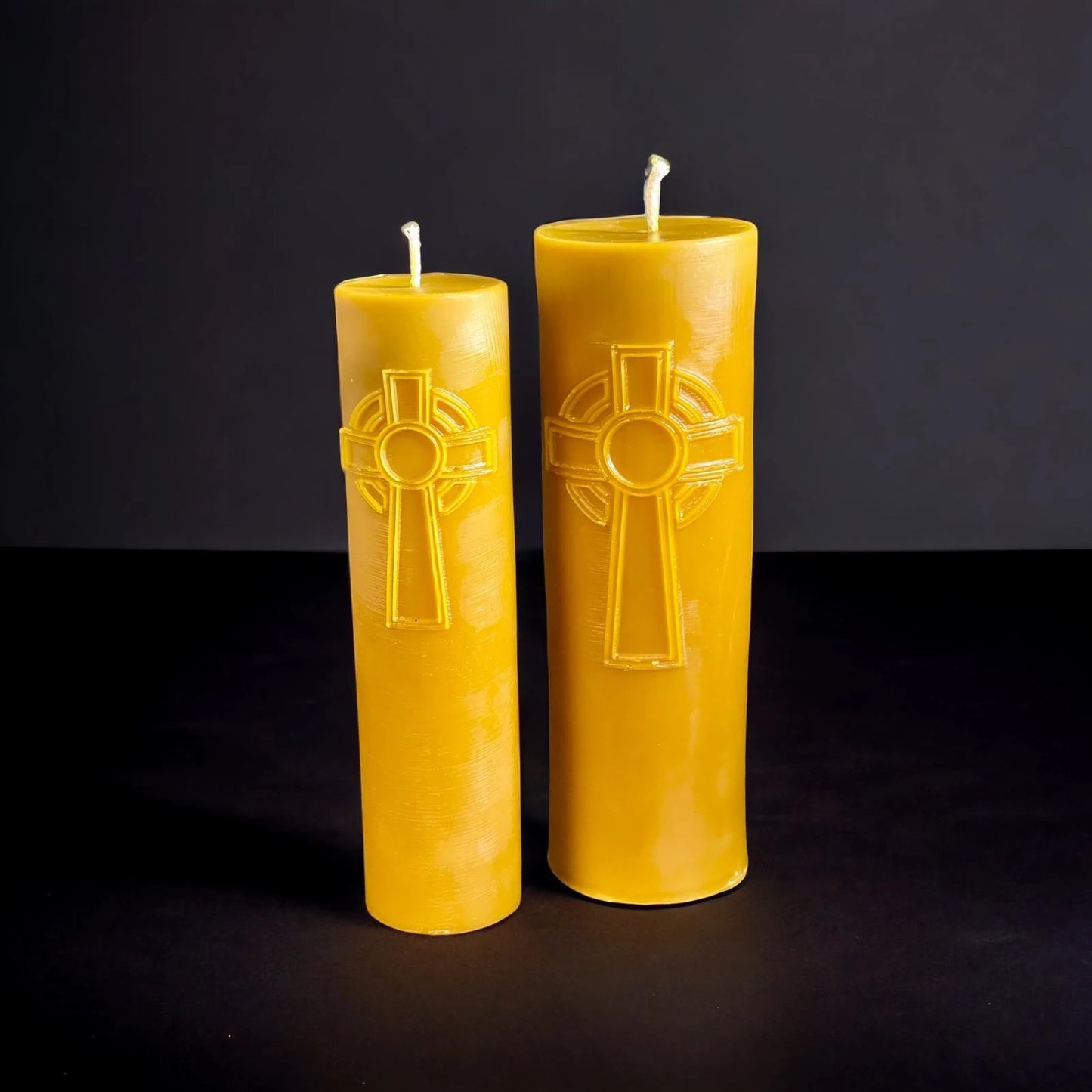 Dwie świece z wosku pszczelego z KRZYŻEM 75 x 240mm