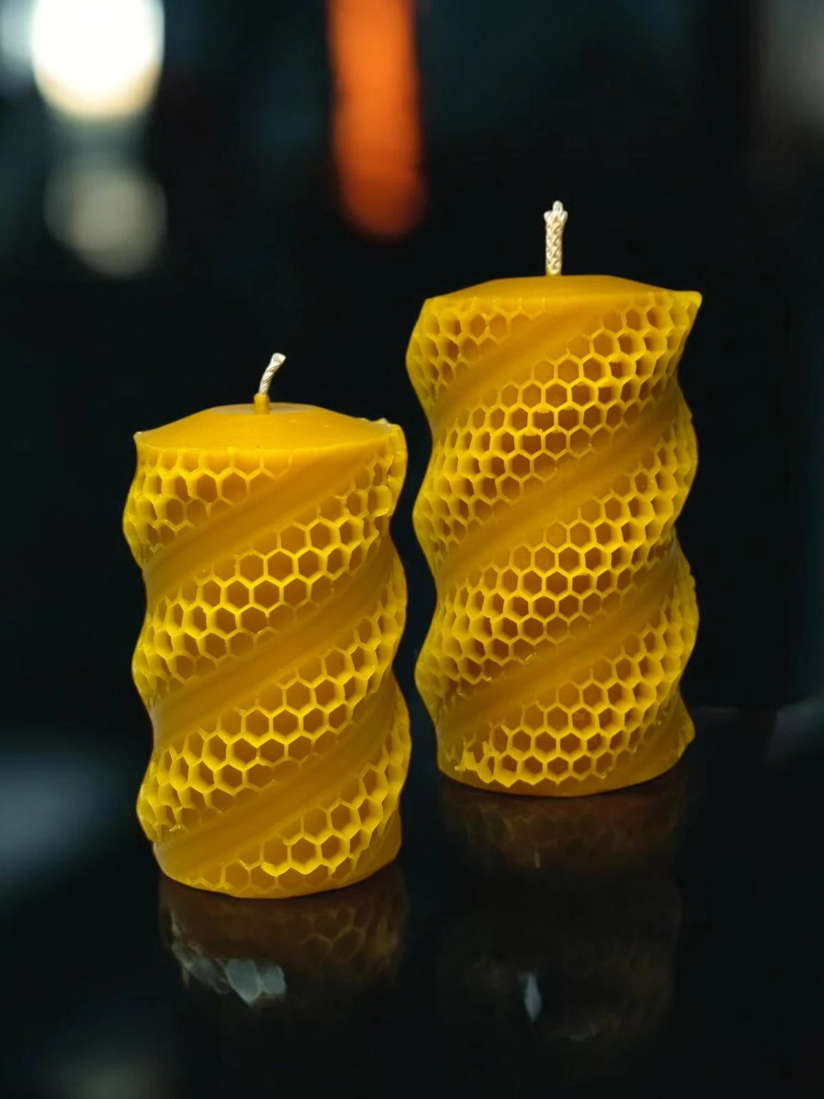 Dwie świece z wosku pszczele miodowa spiralny plaster miodu Duża