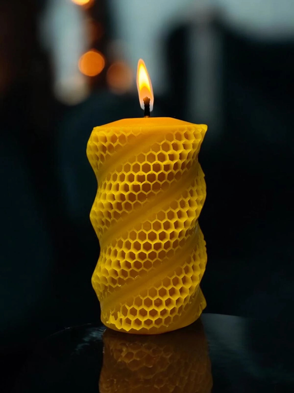 Dwie świece z wosku pszczele miodowa spiralny plaster miodu Duża