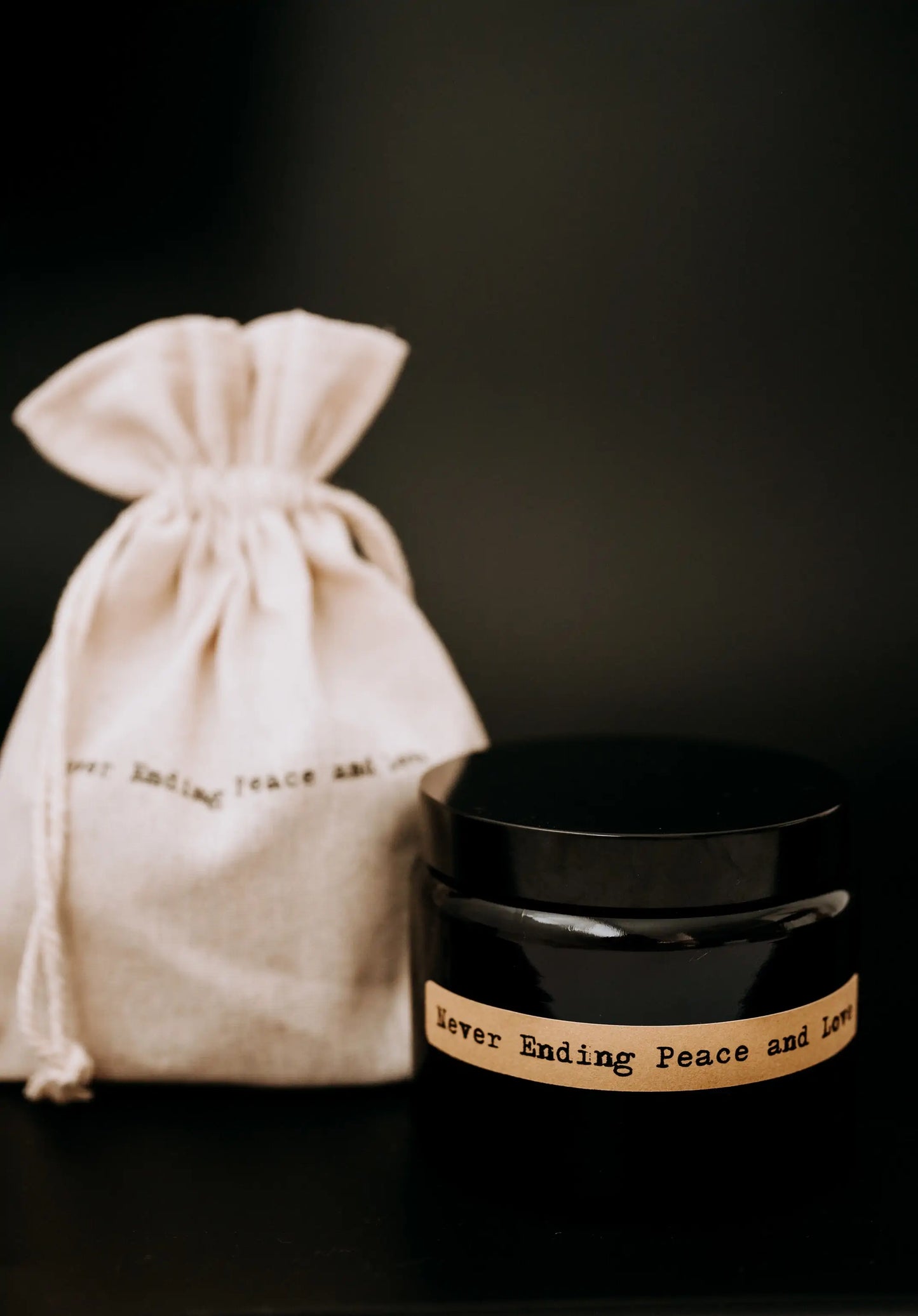 Świeca z knotem drewnianym w szkle