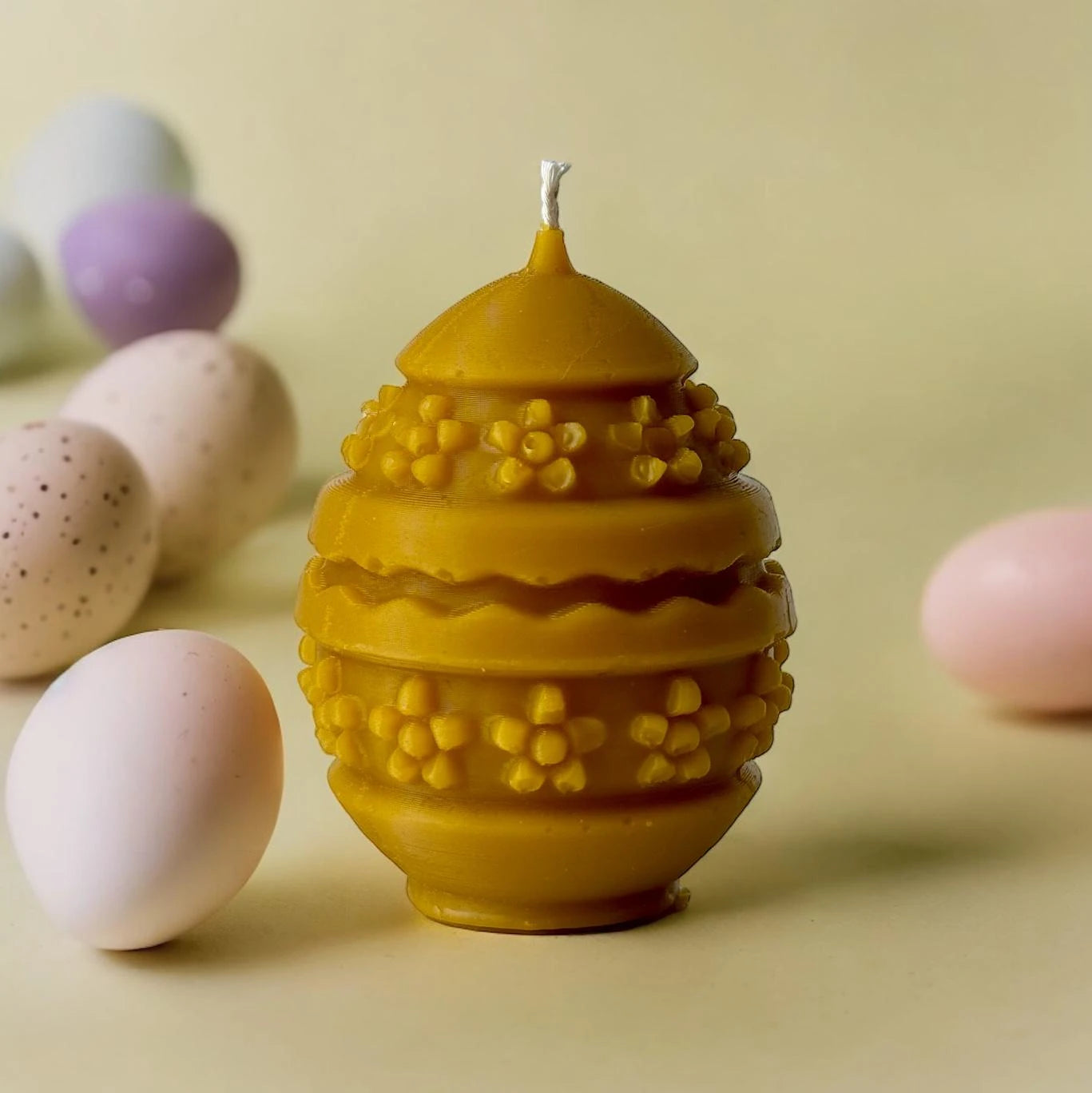 świeca z wosku pszczelego w wielkanocne wzorki 