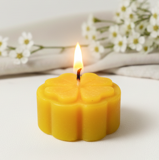 Świeca tealight z wosku pszczelego z motywem – naturalne i dekoracyjne światło Apimel