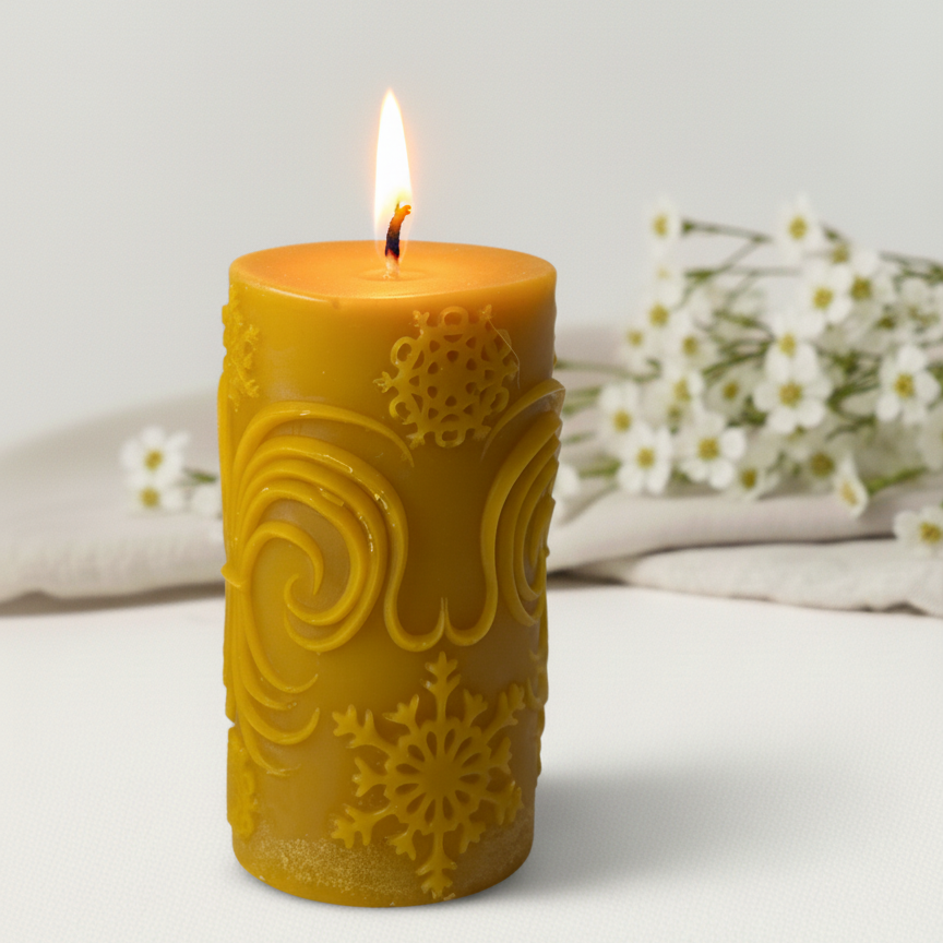 Paląca się świeca z wosku pszczelego z motywem śnieżynek, dekoracyjna świeca zimowa handmade