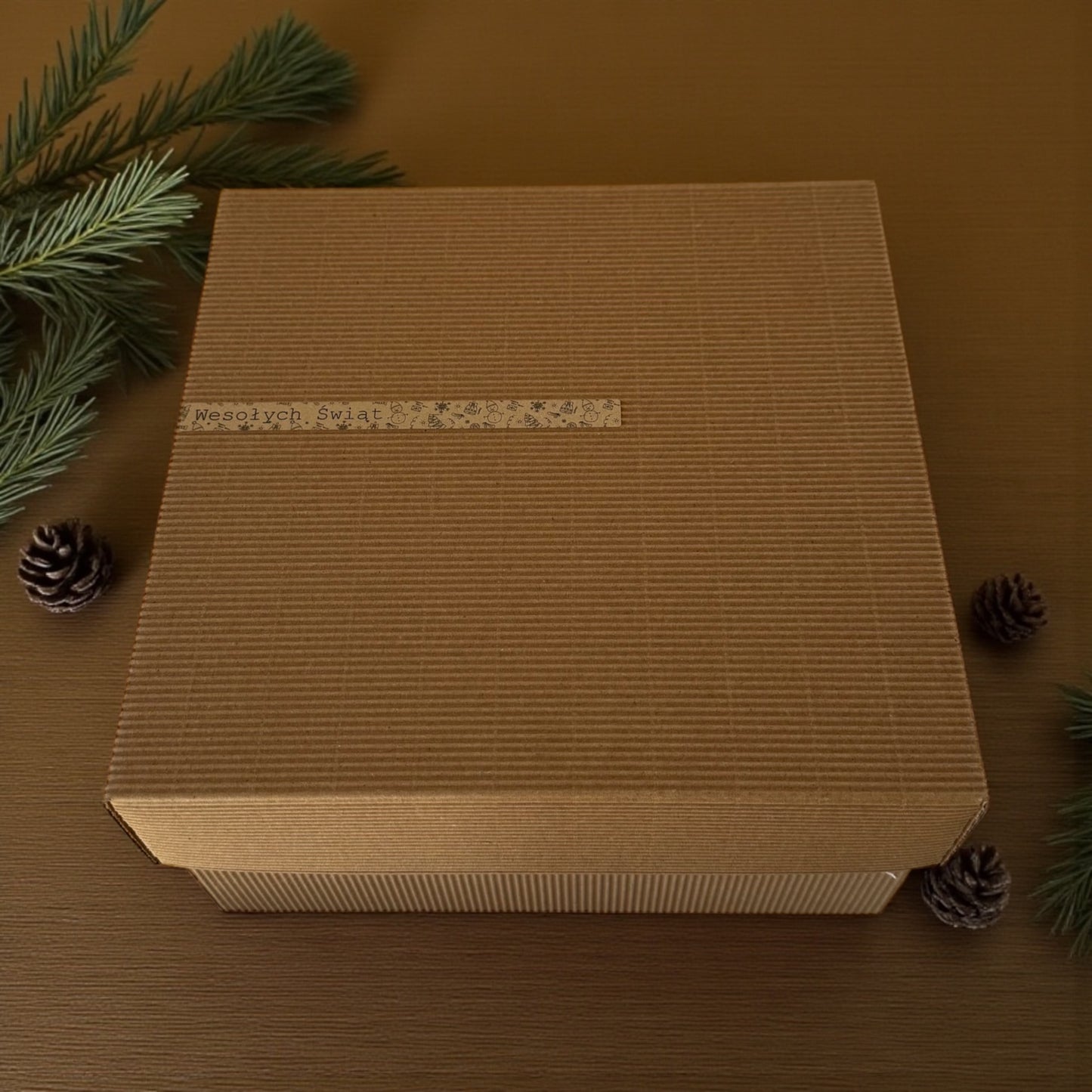 Pudełko prezentowe świąteczne kraft z napisem Wesołych Świąt opakowanie na naturalny zestaw z miodem i świecą