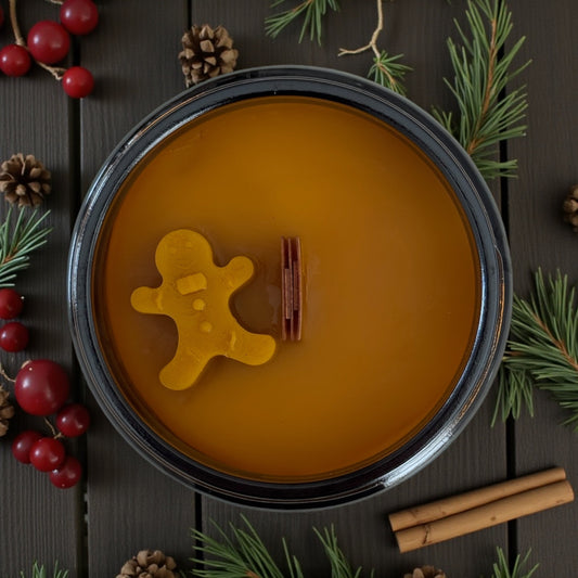 Świeca bożonarodzeniowa z wosku pszczelego z drewnianym knotem i ozdobą piernikowego ludzika naturalna dekoracja świąteczna