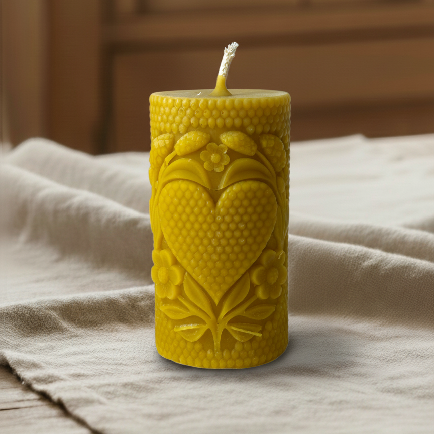 Świeca z wosku pszczelego z motywem serca i kwiatów, ozdobna świeca walec ręcznie robiona