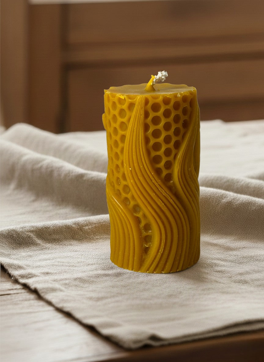 Świeca z wosku pszczelego walec z motywem plastra miodu i falą dekoracyjną