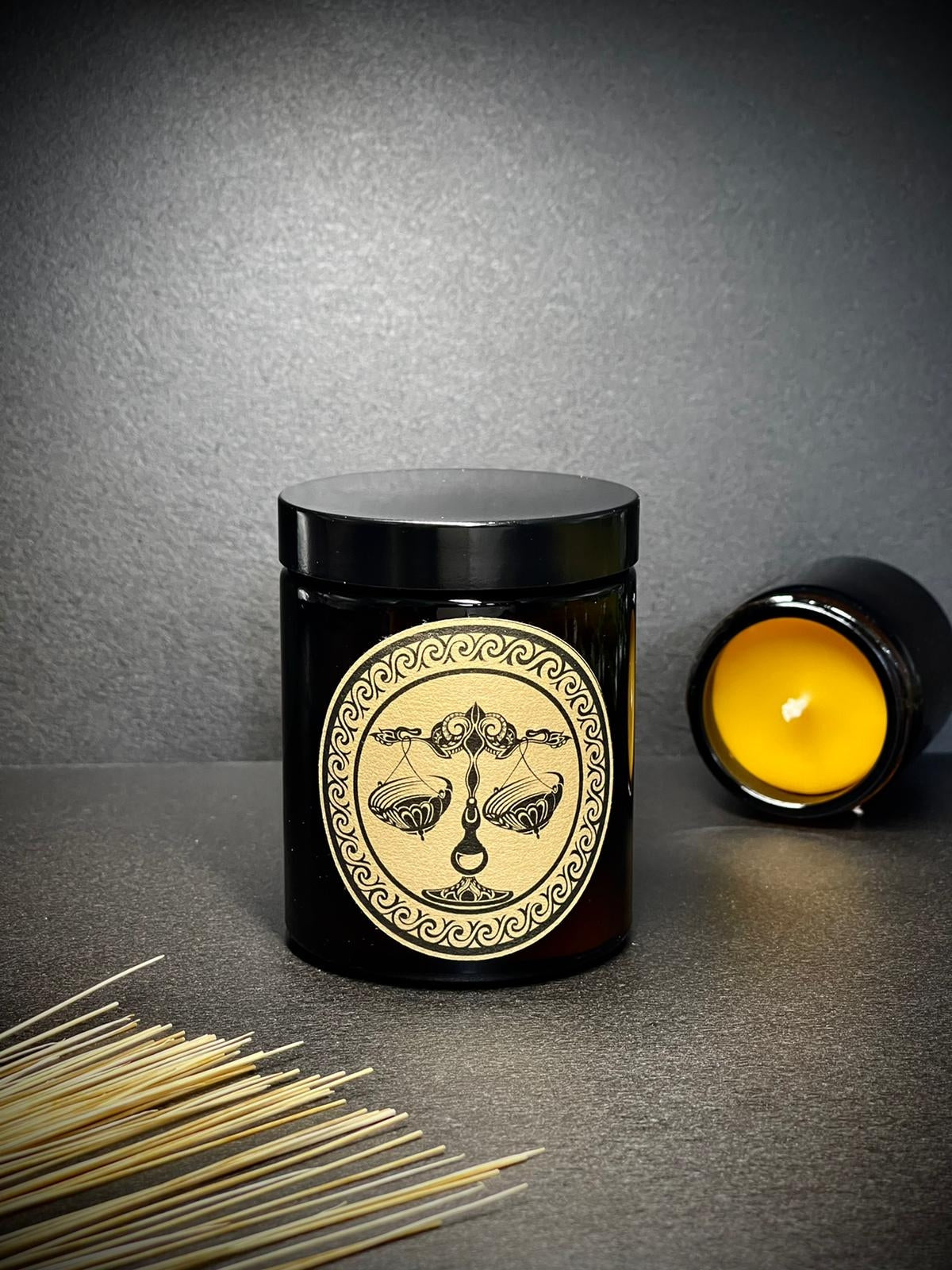 Świeca z wosku pszczelego 180 ml ZNAKI ZODIAKU w szkle