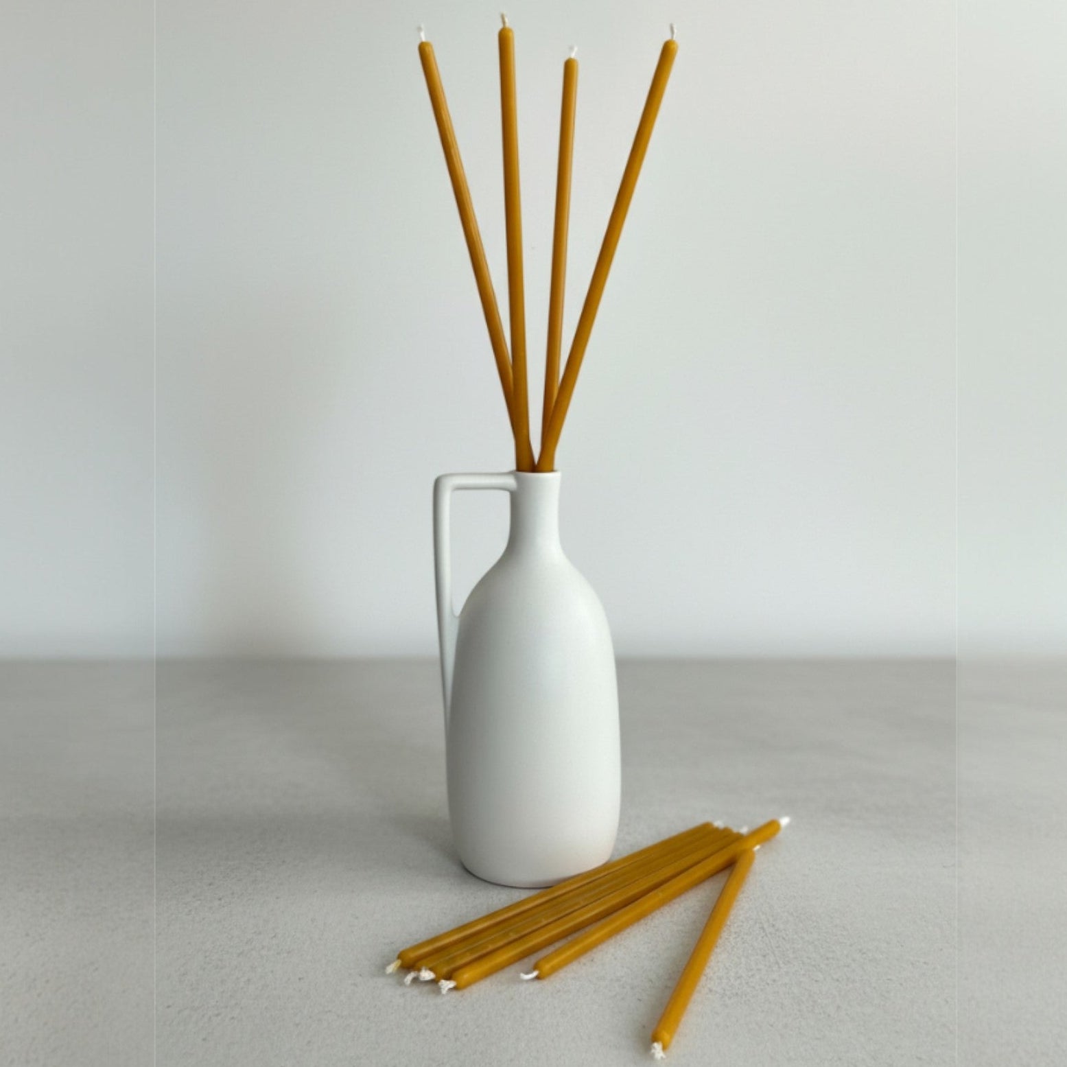 Świece cerkiewne z wosku pszczelego 100% APIMEL – cienkie, żółte świece.