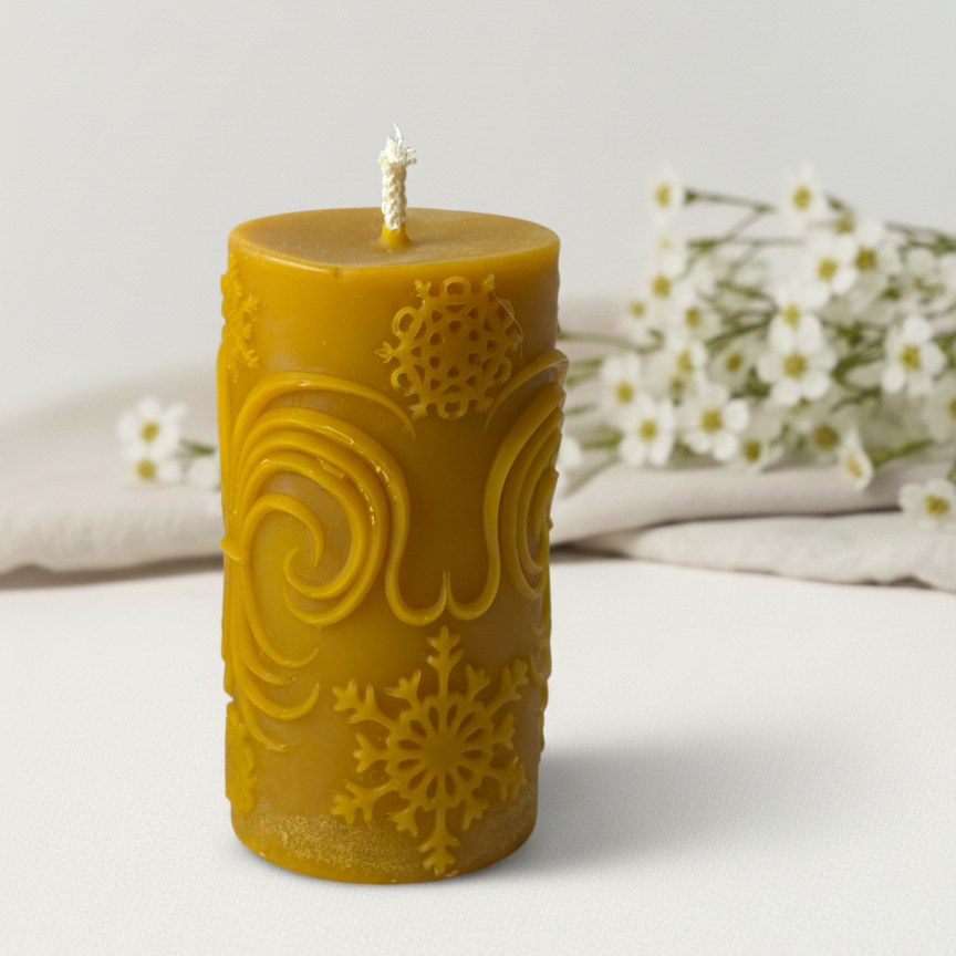 Świeca z naturalnego wosku pszczelego z motywem śnieżynek i ornamentów, dekoracyjna świeca zimowa