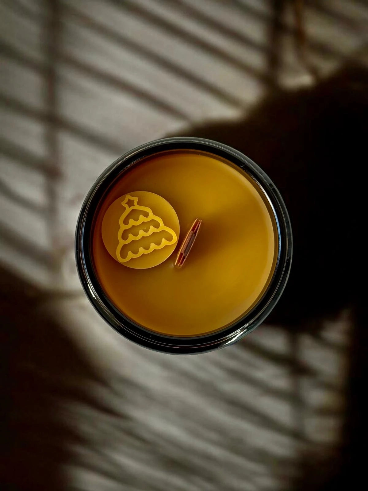 Świeca z knotem drewnianym w szkle z choinką